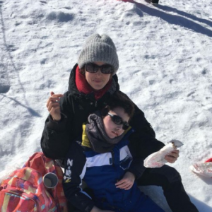 Eglantine Emeyé et son fils Samy au ski. Février 2018.