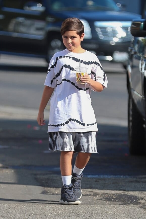 Mason Dash Disick - Kourtney Kardashian est allée déjeuner avec ses enfants et des amis chez Alfred's Coffee dans le quartier de West Hollywood à Los Angeles, le 11 novembre 2019