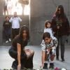 Kim Kardashian, Kourtney Kardashian et ses enfants Mason et Penelope Disick, visitent le mémorial dédié aux victimes du génocide arménien de Tsitsernakaberd en Arménie le 8 octobre 2019.