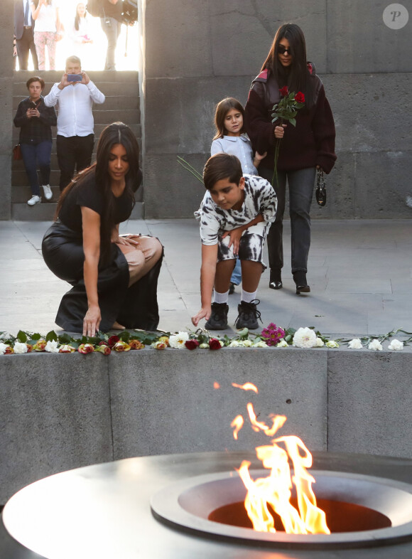 Kim Kardashian, Kourtney Kardashian et ses enfants Mason et Penelope Disick, visitent le mémorial dédié aux victimes du génocide arménien de Tsitsernakaberd en Arménie le 8 octobre 2019.