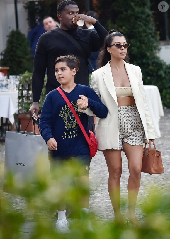 Exclusif - Kourtney Kardashian se promène avec son fils Mason et des amis dans les rues de Portofino en Italie. La star de télé-réalité est allée faire du shopping chez Balanciaga avant de déjeuner en terrasse, le 6 août 2019