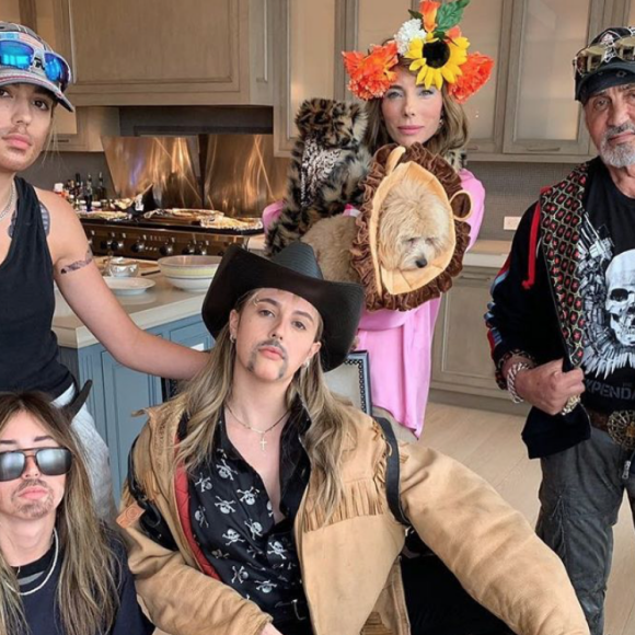 Sylvester Stallone, son épouse Jennifer Flavin Stallone et leurs filles Sistine, Sophia et Scarlet se déguisent en personnages de la série documentaire événement "Tiger King" disponible sur Netflix. Avril 2020.