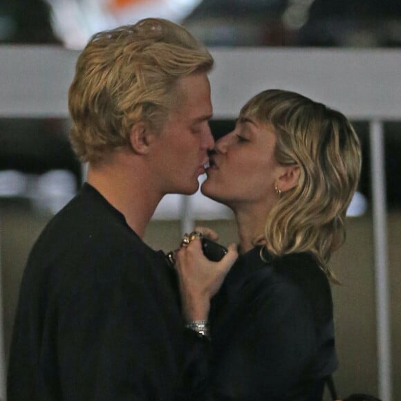 Exclusif - Miley Cyrus et son compagnon Cody Simpson s'embrassent fougueusement dans le parking de l'hôpital Cedars-Sinai. Los Angeles, le 16 janvier 2020.