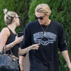 Exclusif - Cody Simpson porte sa compagne Miley Cyrus à la sortie d'un déjeuner au restaurant indien Electric Karma dans le quartier de West Hollywood à Los Angeles, le 2 mars 2020.