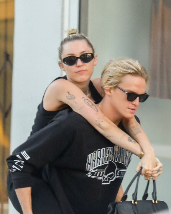 Exclusif - Cody Simpson porte sa compagne Miley Cyrus à la sortie d'un déjeuner au restaurant indien Electric Karma dans le quartier de West Hollywood à Los Angeles, le 2 mars 2020.