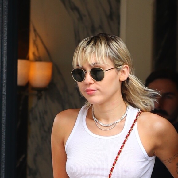 Miley Cyrus assiste aux défilés lors de la New York Fashion Week, le 12 février 2020.