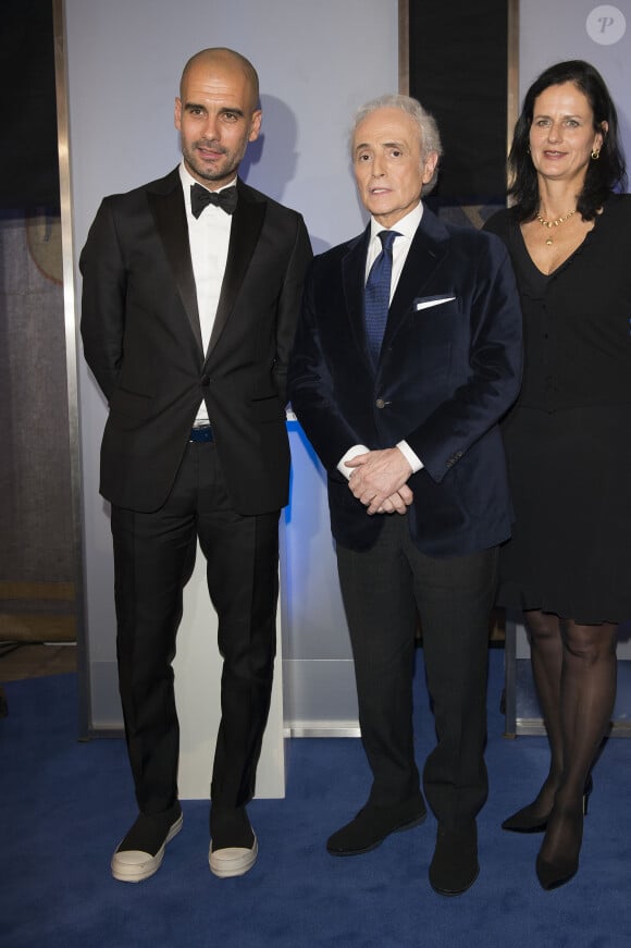 Pep Guardiola, Jose Carreras et Dr. Gabriele Kröner lors de la cérémonie de remise des "Care-for-Rare Science Awards 2014" à Munich, le 13 novembre 2014.