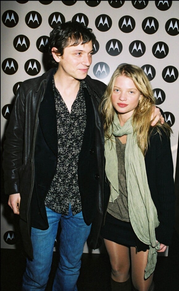 Raphaël et Mélanie Thierry à Paris en 2004.