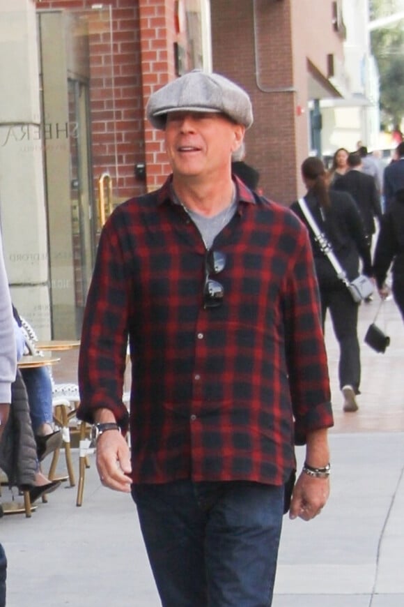 Bruce Willis se promène dans les rues de Beverly Hills le 30 janvier 2020.