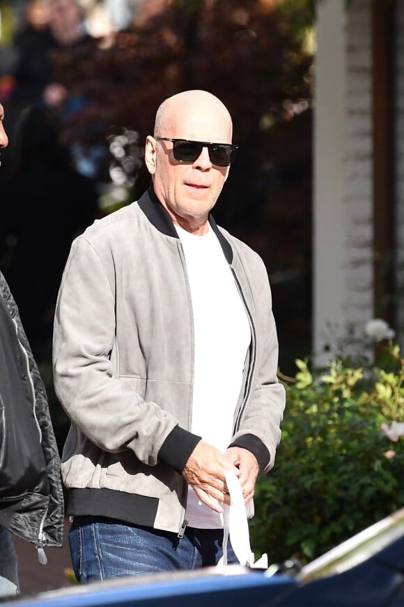 Exclusif - Bruce Willis est allé faire ses dernières courses de Noël à Pacific Palisades, le 24 décembre 2019.