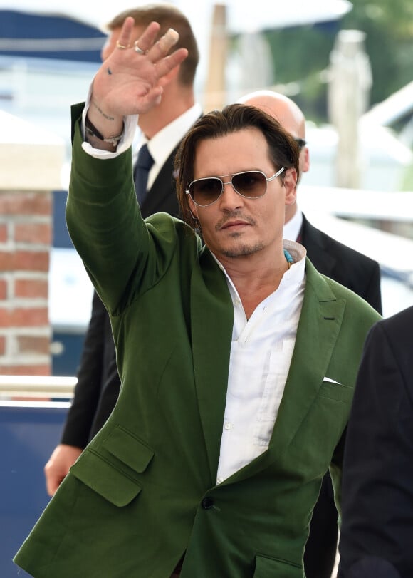 Johnny Depp (le doigt blessé) salue ses fans au 72e festival international du film de Venise, la Mostra le 4 septembre 2015.
