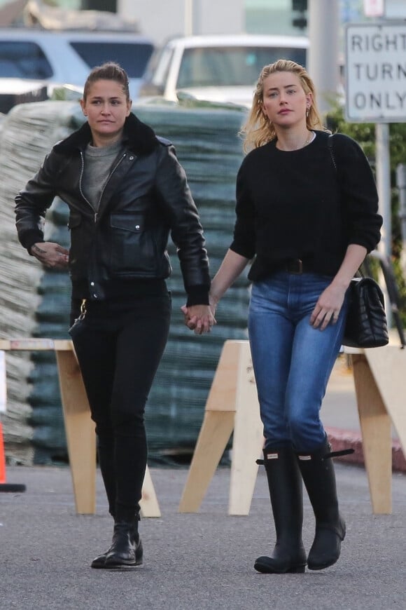Exclusif - Main dans la main, Amber Heard et sa présumée compagne Bianca Butti à Los Angeles, le 23 mars 2020.
