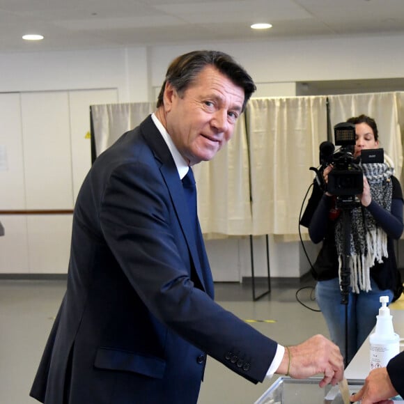 Christian Estrosi, le maire de Nice, et sa femme Laura Tenoudji Estrosi ont voté pour le 1er tour des élections municipales au collège Port Lympia à Nice le 15 mars 2020. © Bruno Bebert / Bestimage