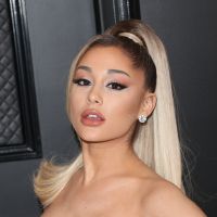 Ariana Grande : Confinée et sans coiffeur, elle dévoile ses cheveux naturels