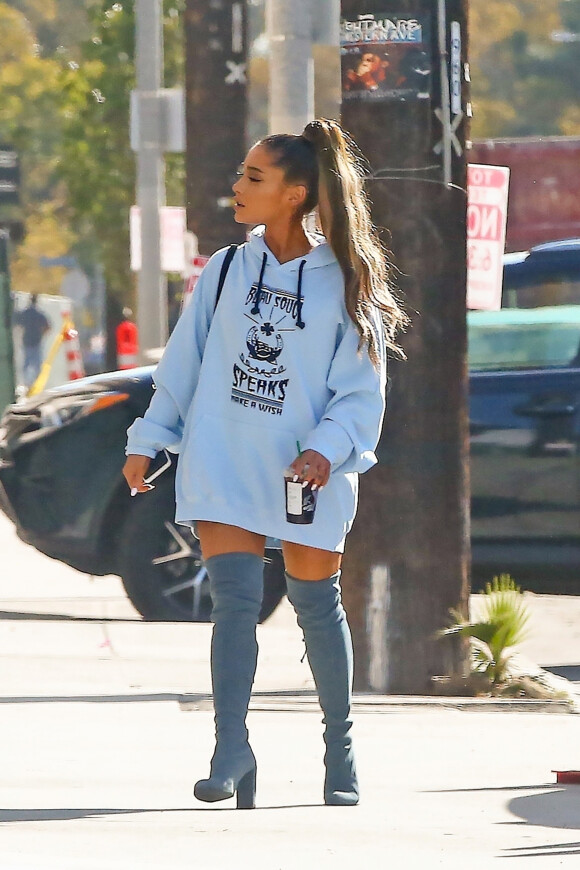 Exclusif - La chanteuse Ariana Grande se rend à dans un studio d'enregistrement avec son assistant à West Hollywood, Los Angeles, Californie, Etats-Unis, le 9 novembre 2018.