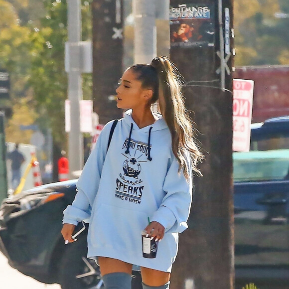 Exclusif - La chanteuse Ariana Grande se rend à dans un studio d'enregistrement avec son assistant à West Hollywood, Los Angeles, Californie, Etats-Unis, le 9 novembre 2018.