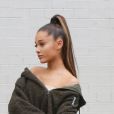 Exclusif - Ariana Grande se promène avec ses deux chiens à New York le 22 septembre 2018.