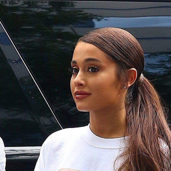 Exclusif - Ariana Grande et son fiancé Pete Davidson ont été aperçus dans les rues de New York. Le couple a fait un arrêt shopping dans le magasin Target après avoir quitté les studios de N. Minaj et M. Strahan, le 21 aout 2018.