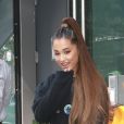 Ariana Grande quitte son appartement à New York. La chanteuse a été aperçue ave une amie et sans son fiancé P. Davidson. Ariana se dirige vers les studios de la NBC. Elle porte un sweat oversize, des cuissardes noires et une banane Chanel verte, le 16 aout 2018.