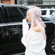 Ariana Grande arbore une nouvelle couleur de cheveux lilas à la sortie d'un immeuble à New York, le 18 juillet 2018