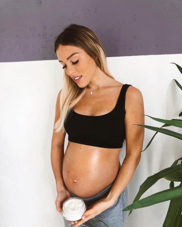 Charlène de "Secret Story" sur Instagram, dévoile son ventre de femme enceinte, le 13 février 2020