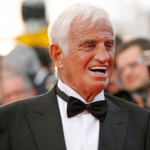 Jean-Paul Belmondo lors de la montée des marches du film "The Beaver" - 64e Festival de Cannes le 17 mai 2011.