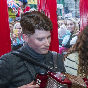 Le prince William, duc de Cambridge, et Catherine (Kate) Middleton, duchesse de Cambridge, rencontrent des Galwegiens lors d'une visite dans un pub irlandais traditionnel du centre-ville de Galway lors du troisième jour de leur visite en République d'Irlande. Galway, le 5 mars 2020.