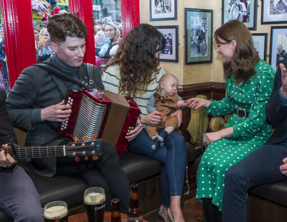 Le prince William, duc de Cambridge, et Catherine (Kate) Middleton, duchesse de Cambridge, rencontrent des Galwegiens lors d'une visite dans un pub irlandais traditionnel du centre-ville de Galway lors du troisième jour de leur visite en République d'Irlande. Galway, le 5 mars 2020.