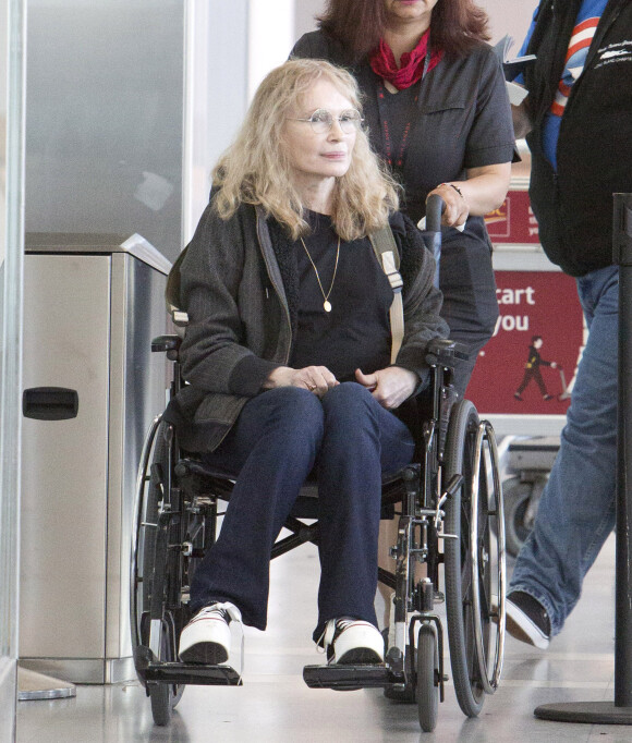 Exclusif - Mia Farrow arrive à l'aéroport de Toronto, le 28 août 2019.