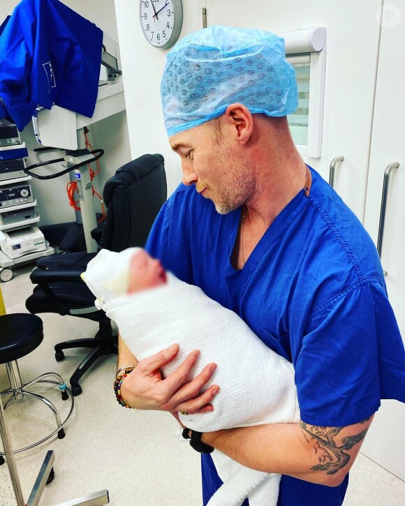 Ronan Keating tient dans ses bras sa fille Coco, que sa femme Storm et lui ont accueillie le 27 mars 2020. Photo Instagram.