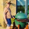 Ronan Keating en plein barbecue. Photo Instagram, avril 2020.