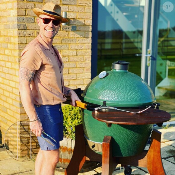 Ronan Keating en plein barbecue. Photo Instagram, avril 2020.