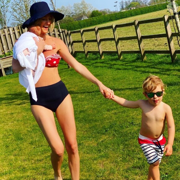Storm Keating, femme de Ronan Keating, déjà amincie dans une publication Instagram du 10 avril 2020, avec sa fille Coco née le 27 mars dans les bras et son fils Cooper.