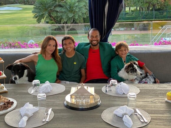 Tiger Woods entouré de sa compagne Erica Herman, sa fille Sam et son fils Charlie en avril 2020 lors du confinement. Photo Instagram.