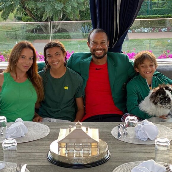 Tiger Woods entouré de sa compagne Erica Herman, sa fille Sam et son fils Charlie en avril 2020 lors du confinement. Photo Instagram.