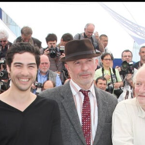 Reda Kadeb, Hichem Yacoubi, Tahar Rahim, Jacques Audiard, Niels Arestrip, Leïla Bekhti et Adel Belcheif au Festival de Cannes 2009 pour le film "Un Prophète".