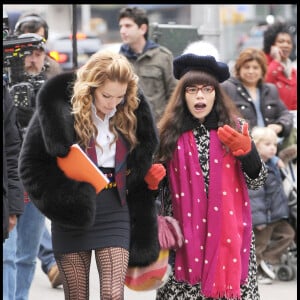America Ferrera et Becki Newton sur le tournage de la série "Ugly Betty" dans Madison Square Park, à New York. Le 4 décembre 2008.