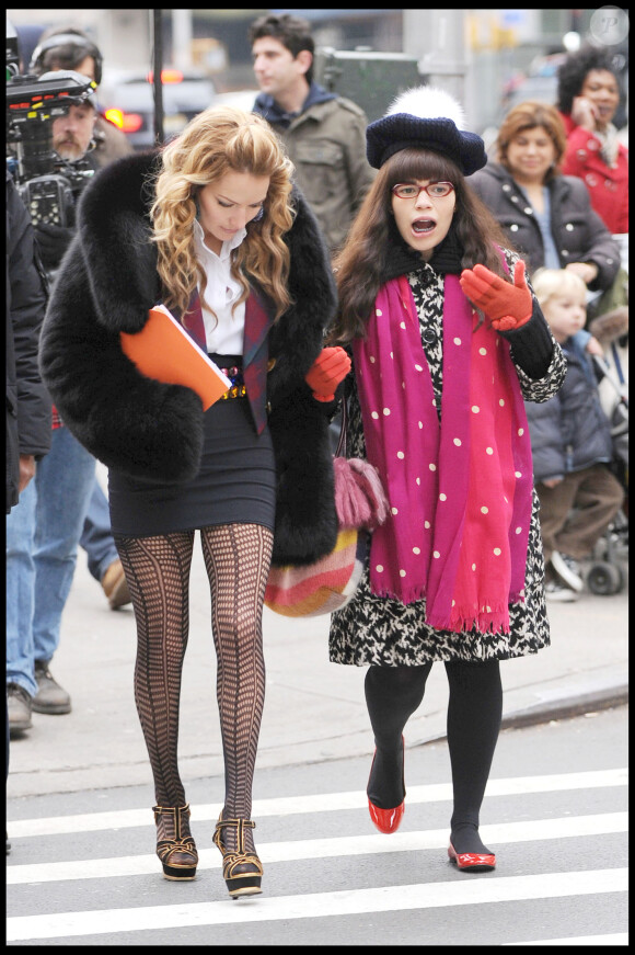 <p>America Ferrera et Becki Newton sur le tournage de la série "Ugly Betty" dans Madison Square Park, à New York. Le 4 décembre 2008.</p>