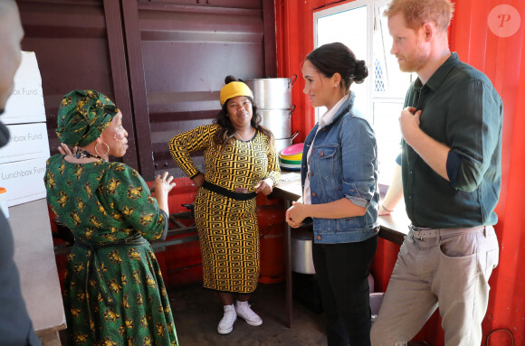 Le prince Harry, duc de Sussex, et Meghan Markle, duchesse de Sussex rencontrent des membres de l'association "Lunchbox Fund" qui fournit près de 30 000 repas chaque jour dans les zones rurales, lors de leur 2ème jour en Afrique du Sud, le 24 septembre 2019.