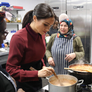 Meghan Markle (enceinte), duchesse de Sussex, rend visite à la Hubb Community Kitchen à Londres le 21 novembre 2018.