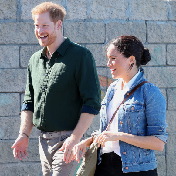 Le prince Harry, duc de Sussex, et Meghan Markle, duchesse de Sussex rencontrent les membres de "Waves for Change" un organisme de bienfaisance qui travaille avec les surfeurs locaux sur la plage de Monwabisi au Cap lors de leur 2ème journée en Afrique du Sud, le 24 septembre 2019.