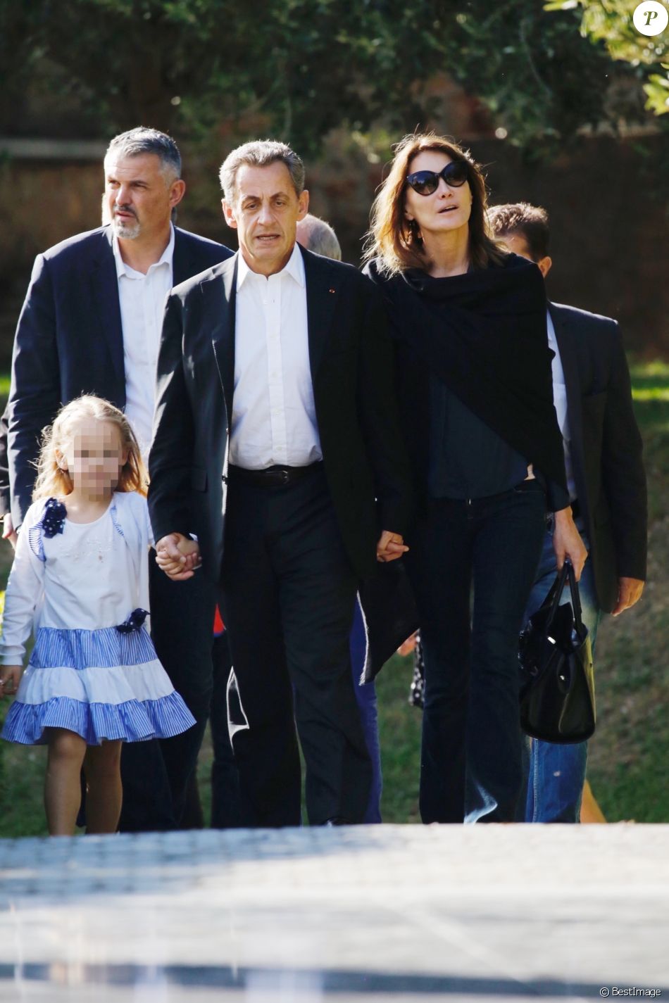 Nicolas Sarkozy Sa Femme Carla Bruni Et Leur Fille Giulia Arrivent Au Musee De L Acropole A Athenes Le 24 Octobre 2017 Purepeople