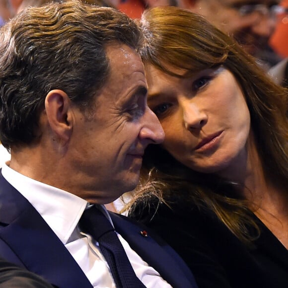 Nicolas Sarkozy et sa femme Carla Bruni-Sarkozy très complices lors d'un meeting à Marseille - Nicolas Sarkozy, l'ancien président de la république française, en meeting à la salle Vallier à Marseille pour la campagne des primaires des Républicains en vue de l'élection présidentielle de 2017, le 27 octobre 2016. © Bruno Bebert/Bestimage