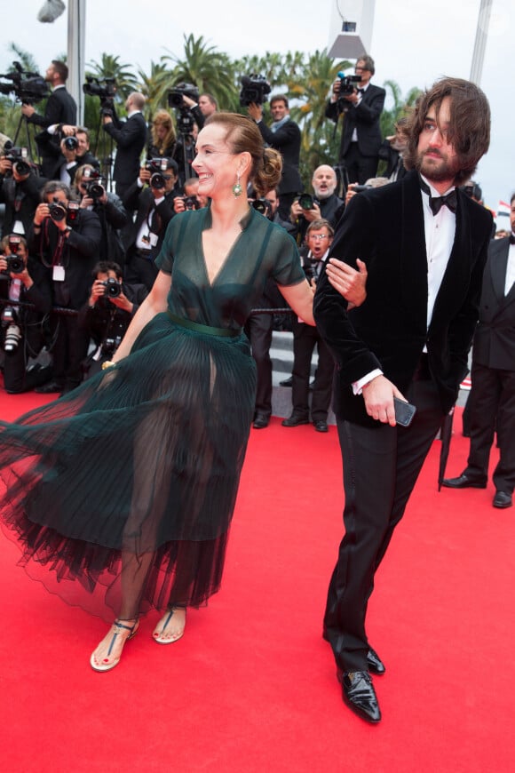 Carole Bouquet et son fils Dimitri Rassam - Montée des marches du film "Foxcatcher" lors du 67 ème Festival du film de Cannes – Cannes le 19 mai 2014.