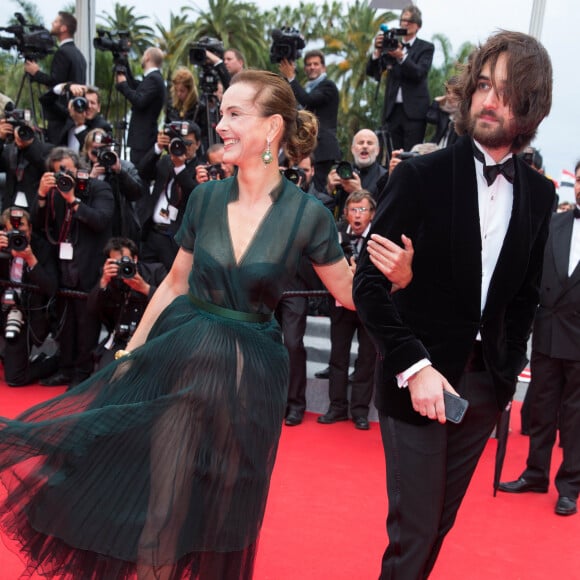 Carole Bouquet et son fils Dimitri Rassam - Montée des marches du film "Foxcatcher" lors du 67 ème Festival du film de Cannes – Cannes le 19 mai 2014.