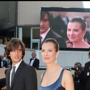 Carole Bouquet et son fils Dimitri Rassam - Montée des marches pour la clôture du Festival de Cannes le 27 mai 2007.