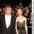 Gérard Depardieu et Carole Bouquet lors de la montée des marches du film "CQ" au Festival de Cannes le 12 mai 2001.