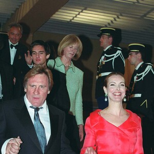 Gérard Depardieu et Carole Bouquet lors de la montée des marches du film "Apocalypse Now" lors du Festival de Cannes le 11 mai 2001.