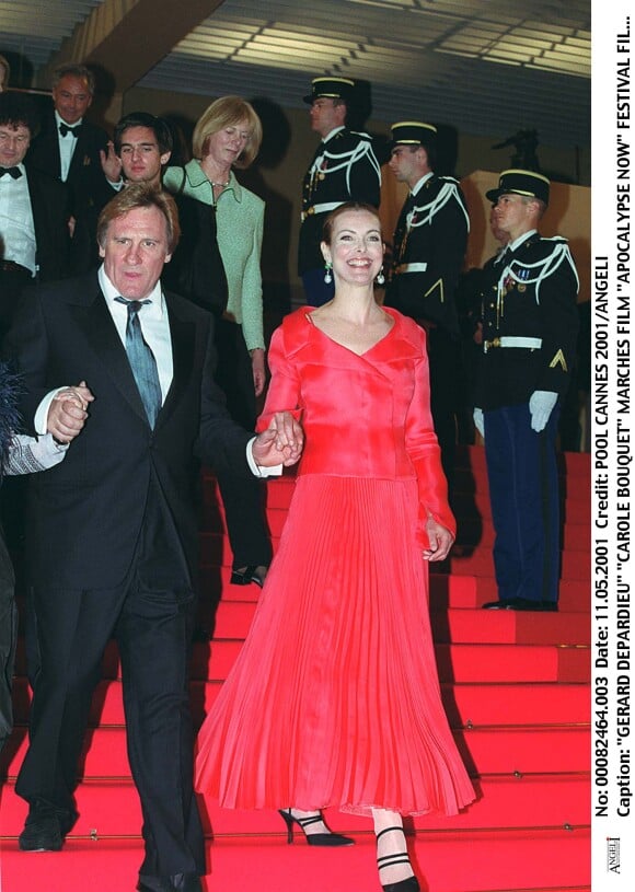Gérard Depardieu et Carole Bouquet lors de la montée des marches du film "Apocalypse Now" lors du Festival de Cannes le 11 mai 2001.