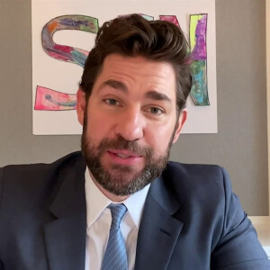 Pendant le confinement, John Krasinski nous donne des nouvelles du monde sur YouTube avec son SGMProm le 20 avril 2020.